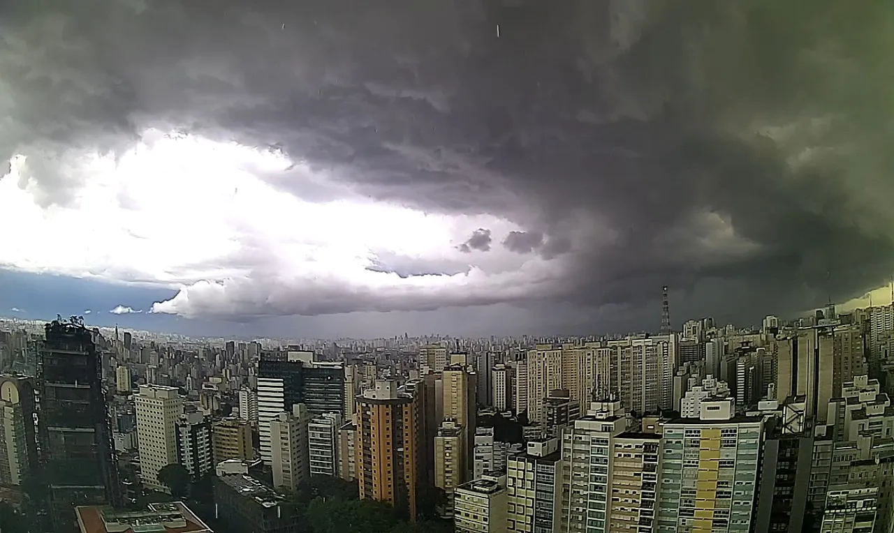 A imagem mostra o avanço de chuva em São Paulo